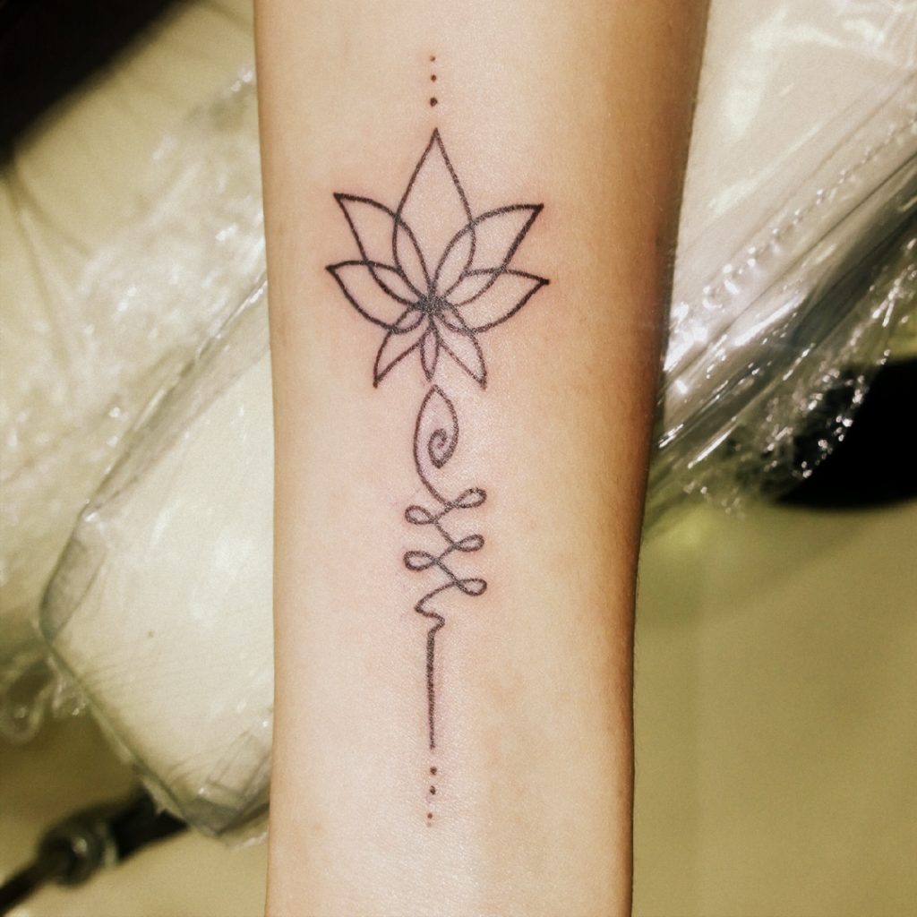 tatuaje unalome estilo geometría