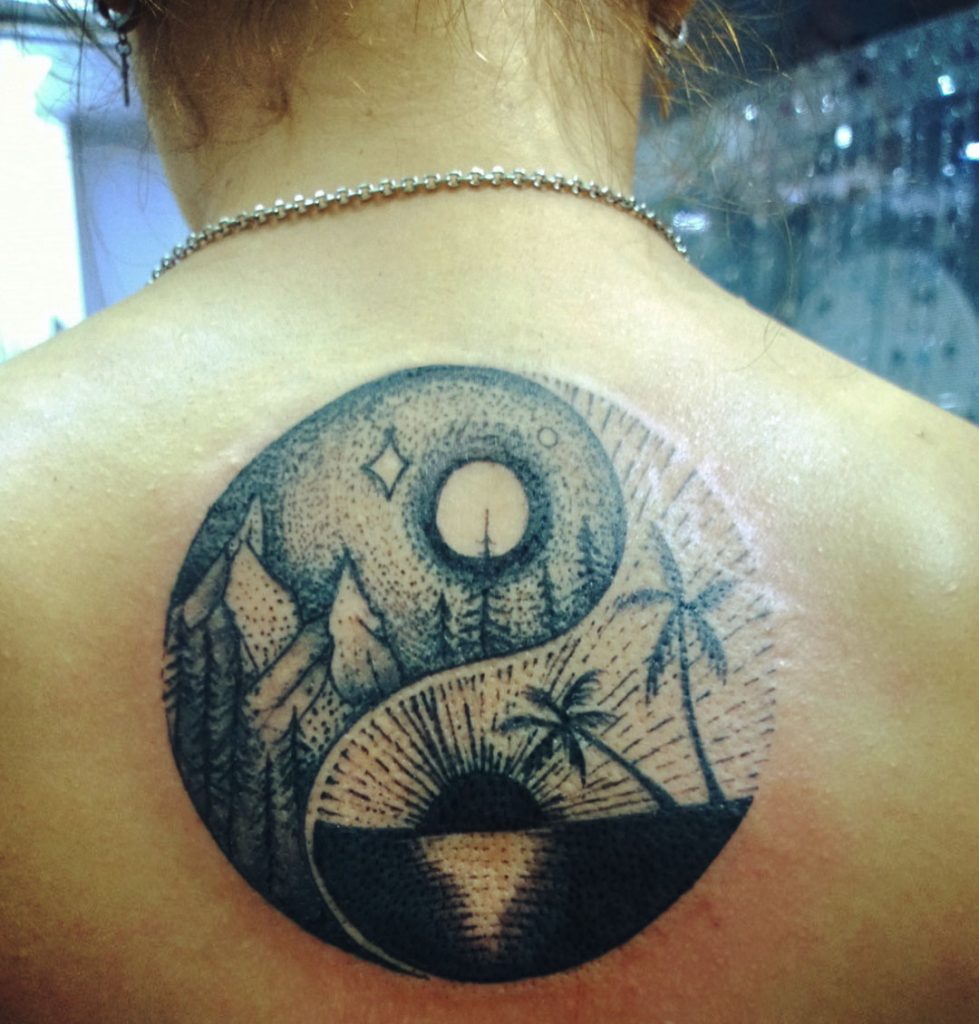 tatuaje ying yang estilo puntillismo