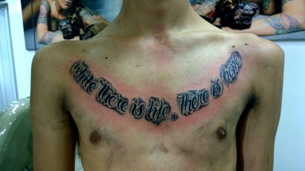 tatuaje de frase en el pecho