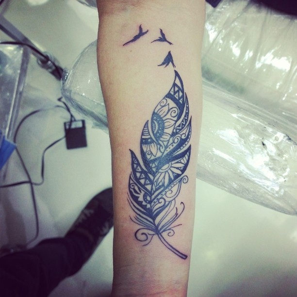 tatuaje de pluma estilo blackwork