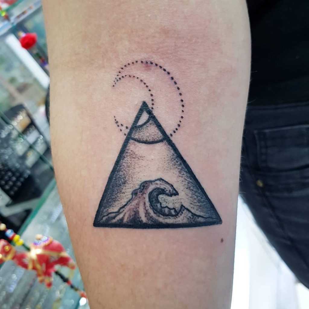 tatuaje de ola estilo puntillismo dotwork