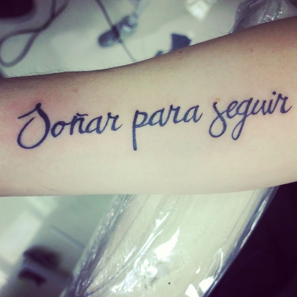 tatuaje de frase soñar para seguir