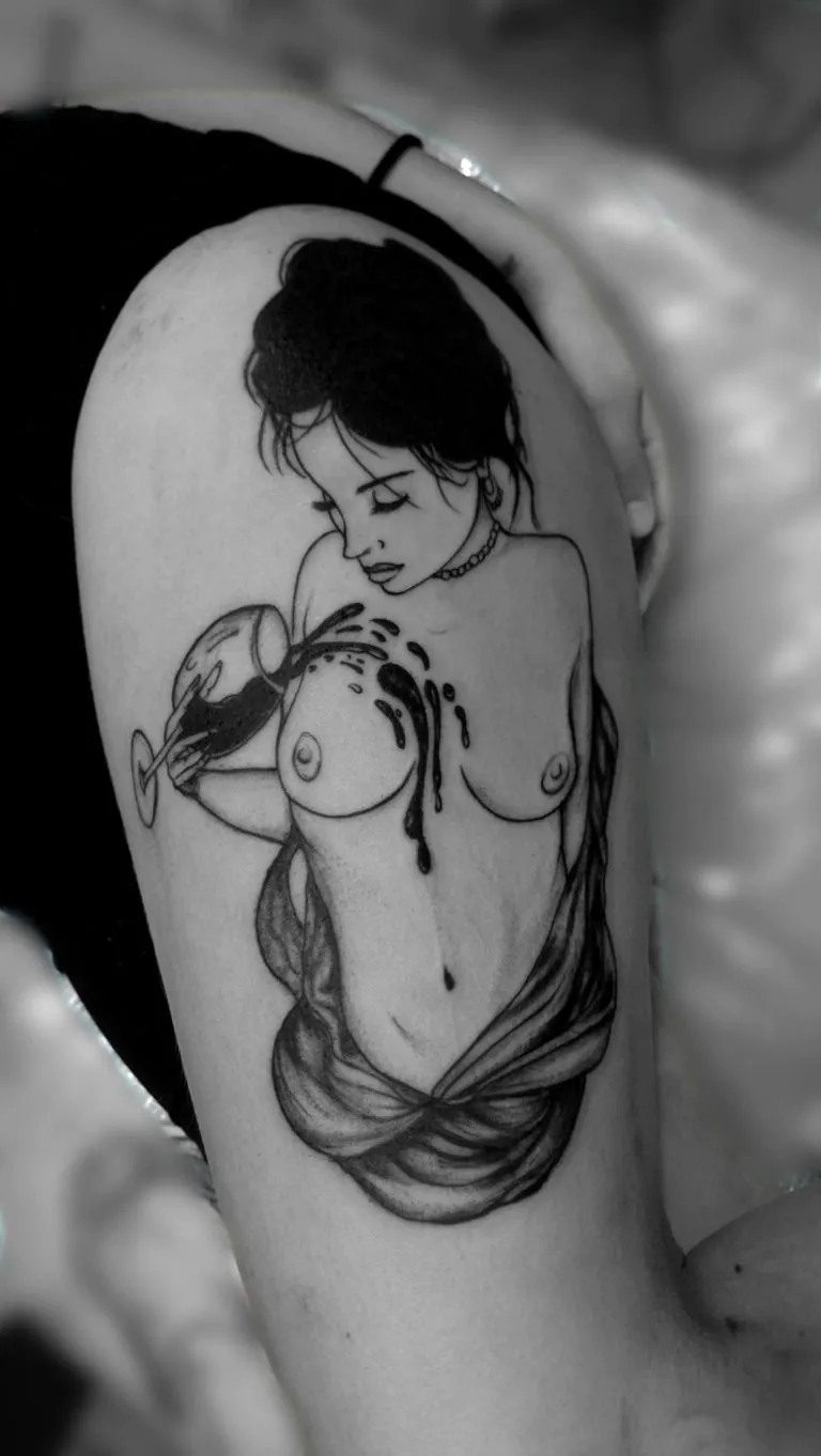 chica con vino tattoo