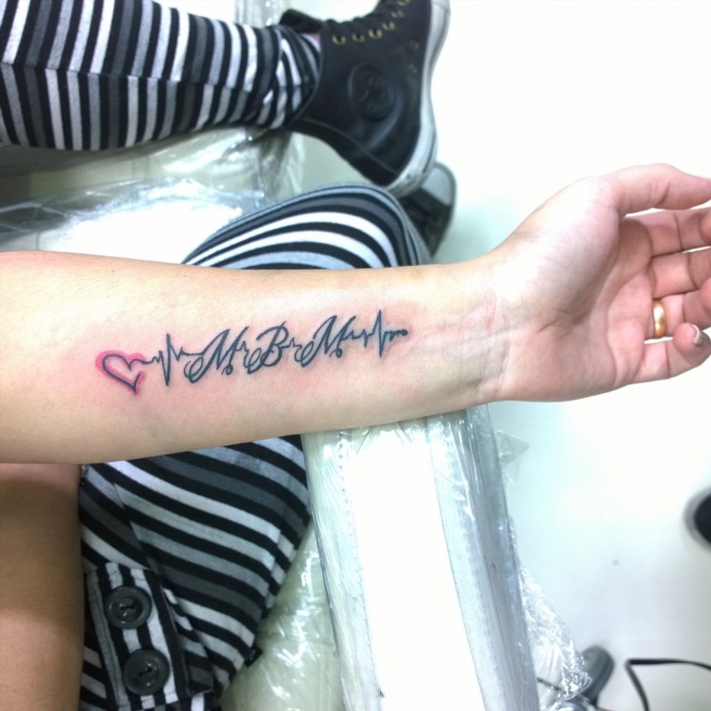 tatuaje de nombre con cardiograma