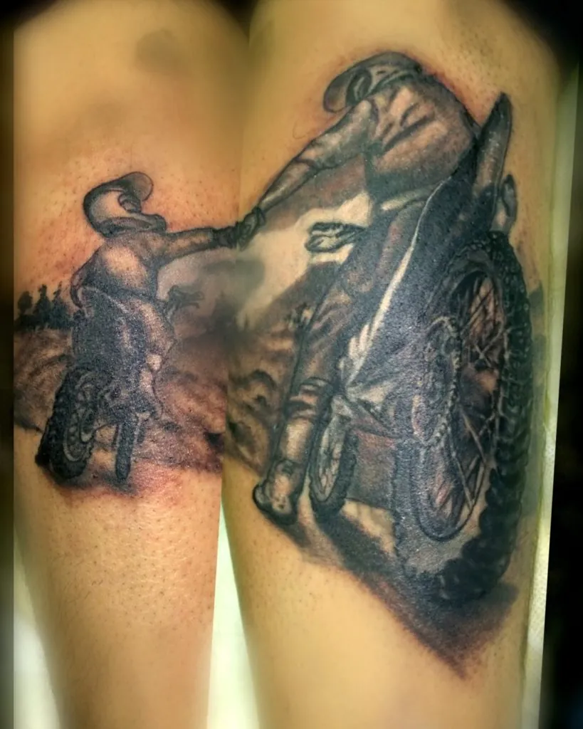 tatuaje de moto padre e hijo