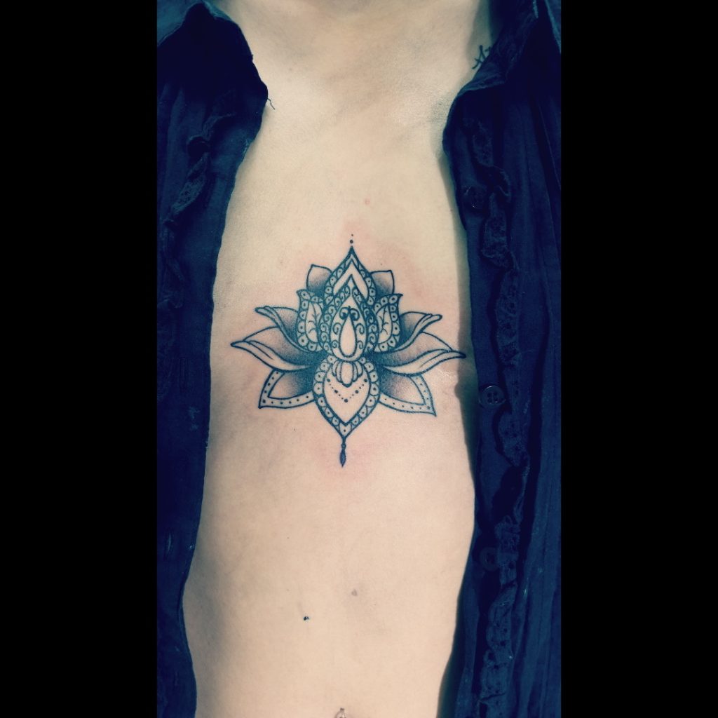 tatuaje mandala en el pecho