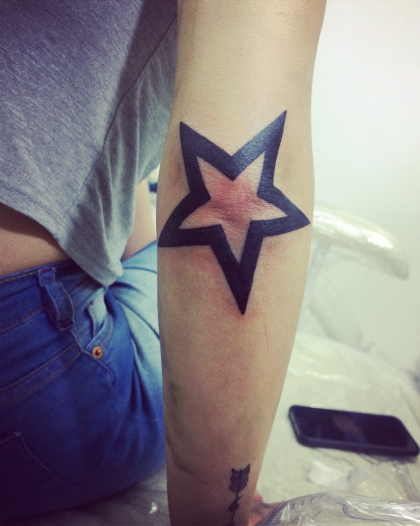 tatuaje de estrella en el codo