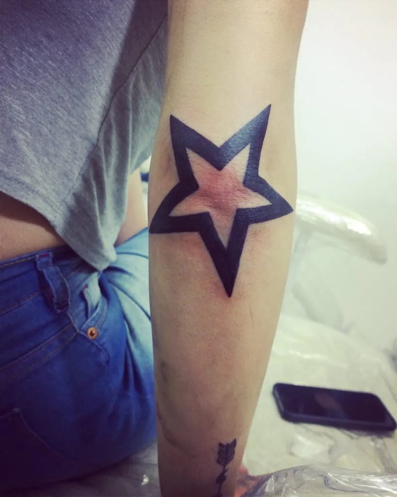tatuaje de estrella en el codo