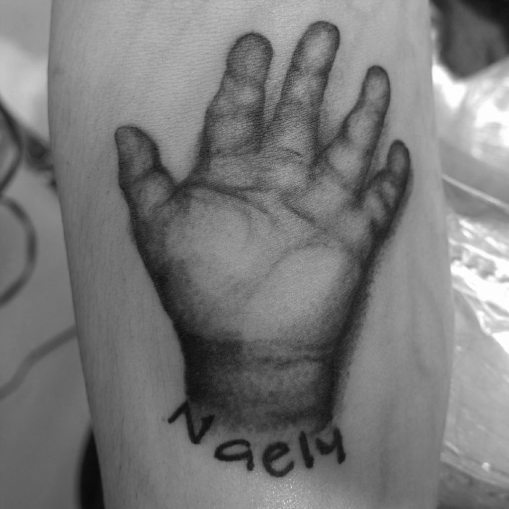 tatuaje de mano de recien nacida y nombre