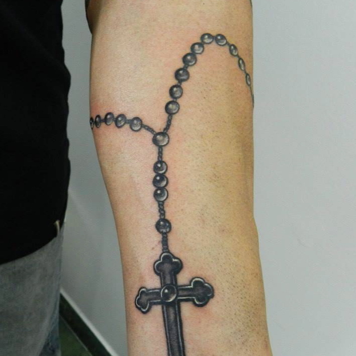tatuaje crucifijo rosario tatuaje blackwork