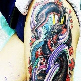 tatuaje de dragón y serpiente estilo japonés
