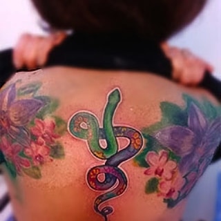 tatuaje de serpiente neotradicional