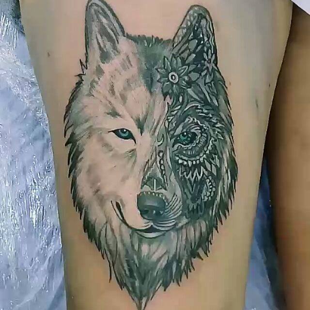 tatuaje de lobo con geometría