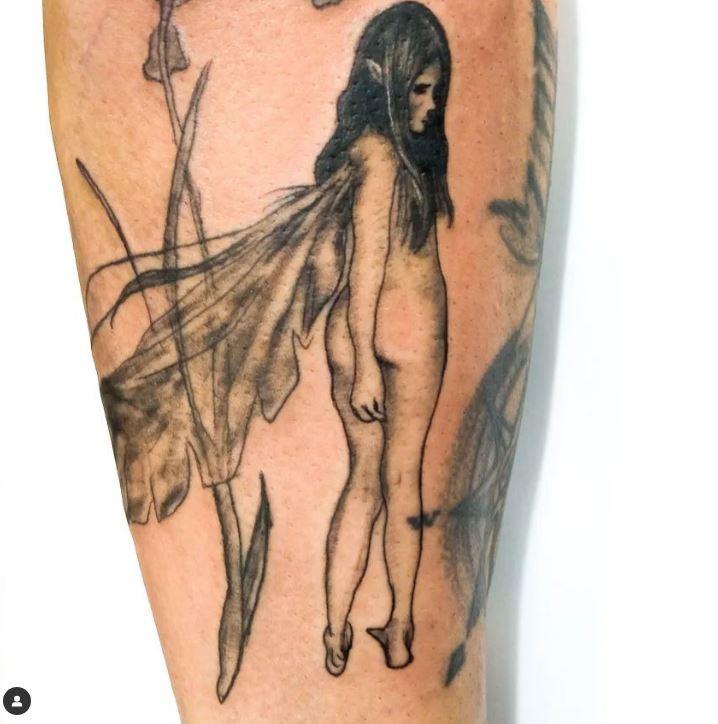 tatuaje de hada linea fina