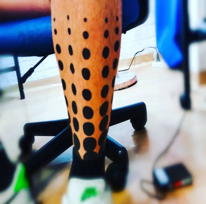 tatuaje tribal pierna